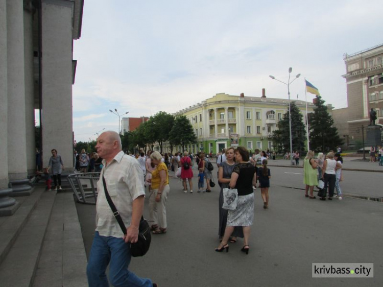 В Кривом Роге отгремели выпускные балы (ФОТОФАКТ)