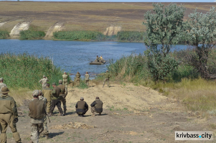  БМП и танки воды не боятся - доказано танкистами 17-й танковой бригады Кривого Рога (ФОТО)