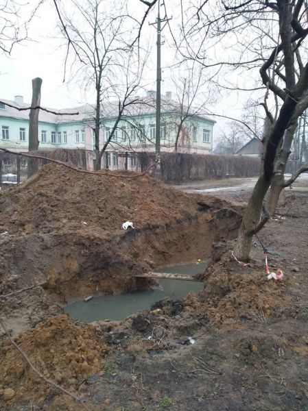 В Кривом Роге жители пятиэтажки жалуются на двухметровую яму с нечистотами