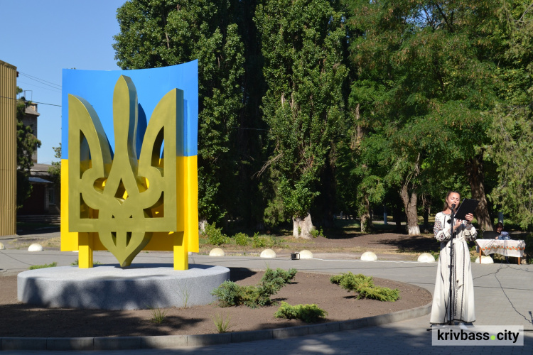 Оберіг громади: у селищі Широке встановили символічний Тризуб, виготовлений фахівцями ІнГЗК Метінвесту