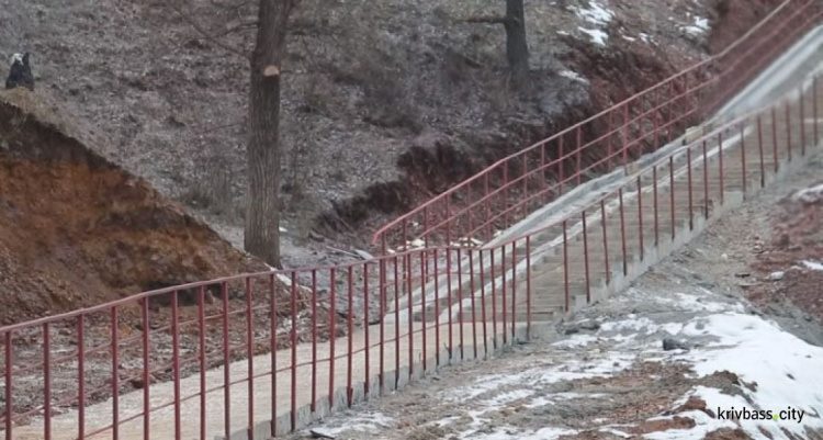 В Кривом Роге завершено строительство нового лестничного спуска на скалах МОПРа (фото)