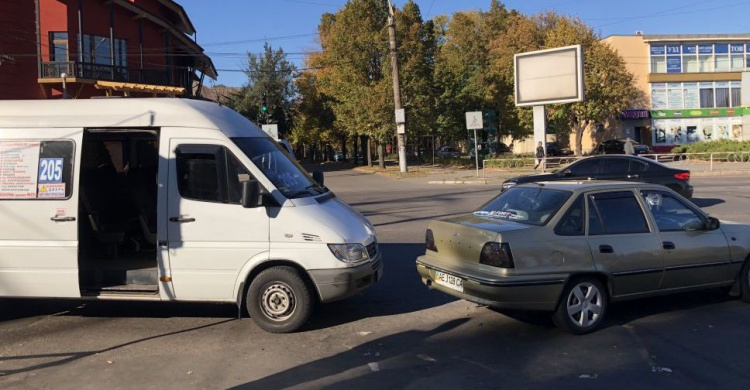 В Кривом Роге маршрутка с пассажирами столкнулась с легковушкой (ФОТО)