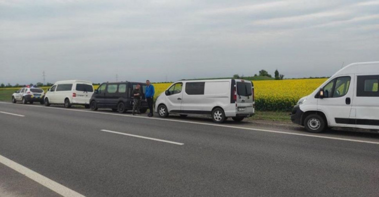 Поліцейські офіцери Дніпропетровщини допомогли мешканцям Бахмута евакуюватися