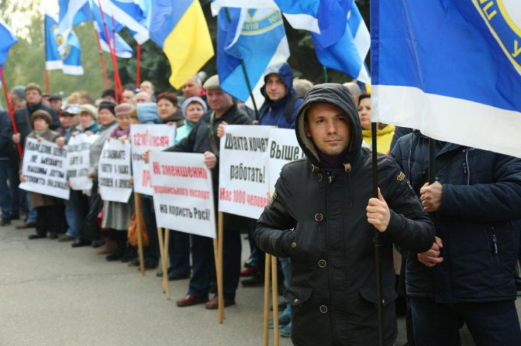 Работники криворожских промпредприятий митинговали против принятия кабального закона №1210 (фото)