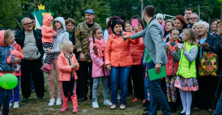 Файер-шоу и концерт: в одном из поселков Криворожского района впервые отметили День рождения (ФОТО)