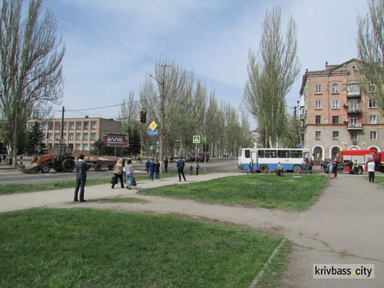 В Кривом Роге проводят следственный эксперимент на месте жуткого ДТП, а жители несут цветы(ФОТО)