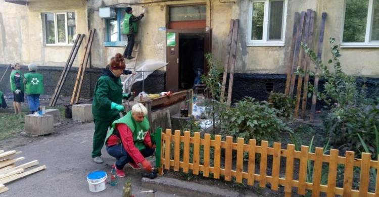 В Кривом Роге привели в порядок двор на улице Терещенко (ФОТО)