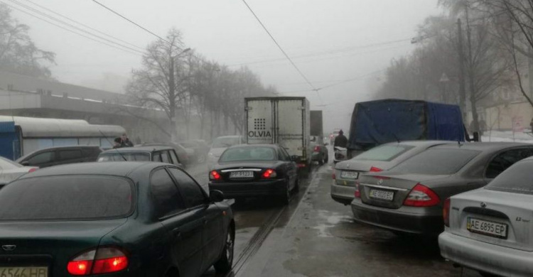 В центре Кривого Рога торгуют на проезжей части или откуда в городе заторы (ФОТО+ВИДЕО)