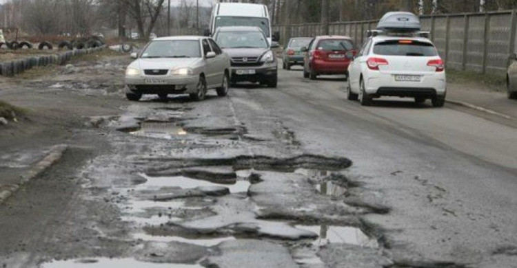 Ямы приходится объезжать через тротуары: в Кривом Роге жители требуют отремонтировать участок дороги