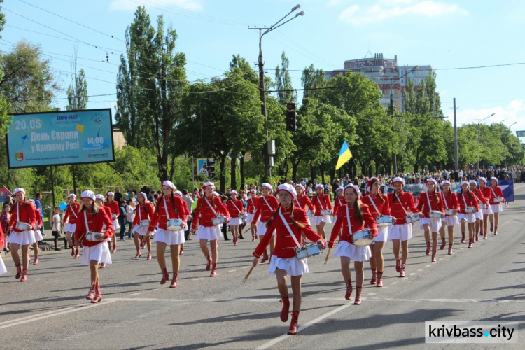 Торжественное шествие, митинг-реквием и шары с надписью «С Днем Победы!» увидели сегодня жители Кривого Рога (ФОТО)