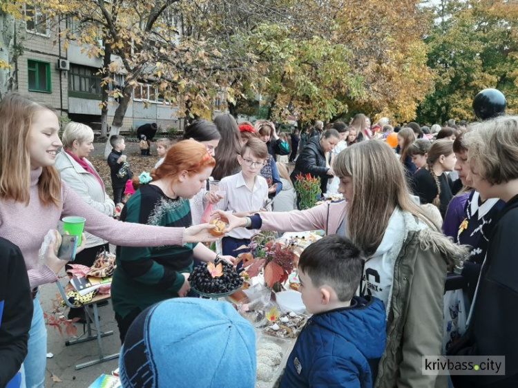 "От сердца к сердцу": в Криворожских школах начались традиционные осенние ярмарки (фото)