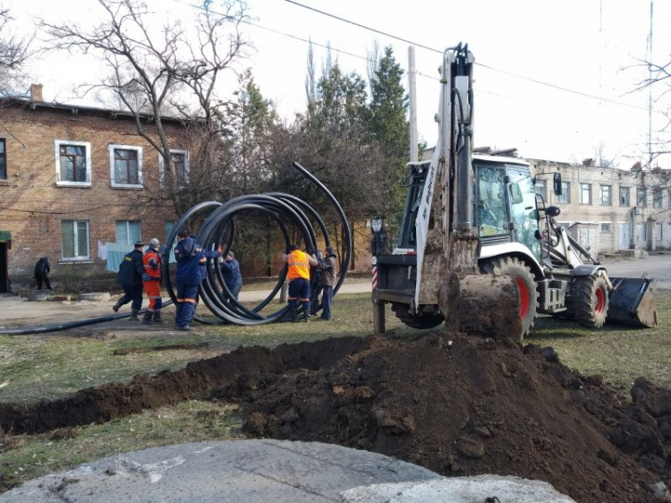 В Кривом Роге продолжается работа по замене труб городского водопровода