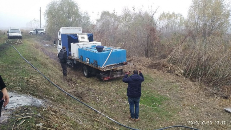 В водохранилище под Кривым Рогом выпустили три тонны малька толстолобика (фото)