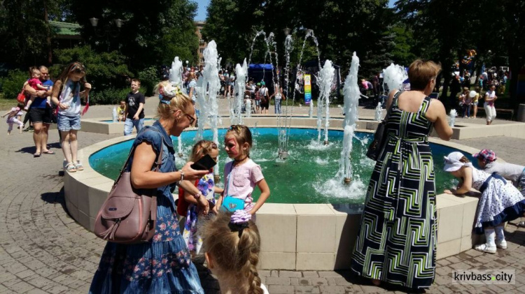 В Криворожском парке прошел фестиваль "Страна детства" (ФОТОРЕПОРТАЖ)