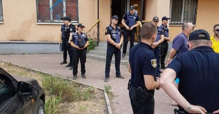 В Кривом Роге сорвали съезд членов коммунистической партии (ФОТО)