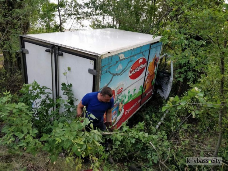 Под Кривым Рогом грузовик вылетел с дороги, пассажира из машины освобождали спасатели (ФОТО)