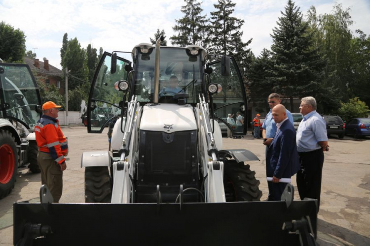 Коммунальное предприятие Кривого Рога похвасталось новой техникой (ФОТО)