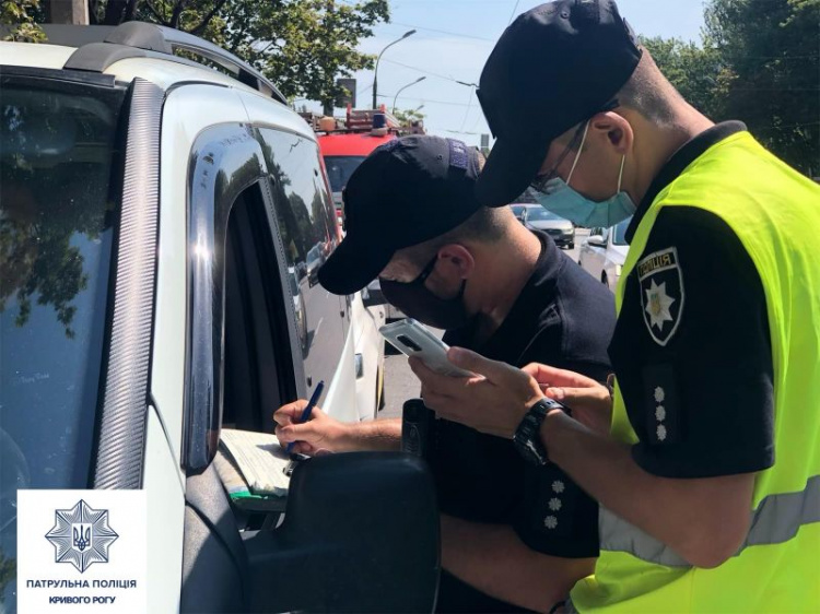 Криворожские патрульные учили автомобилистов пропускать транспорт со спецсигналами