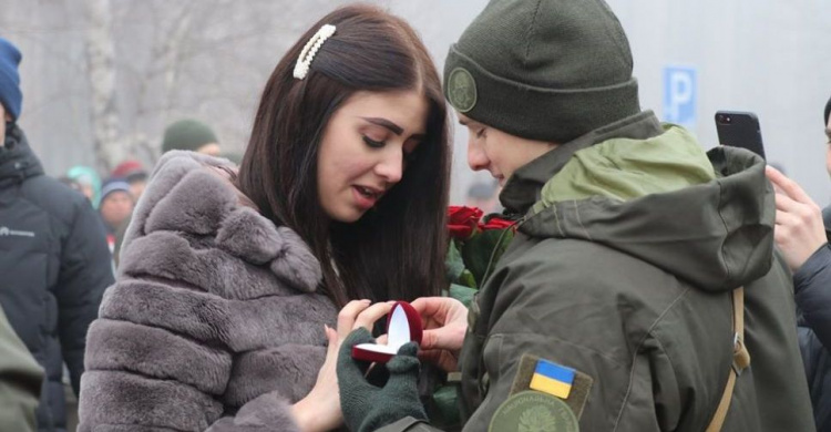 В Кривом Роге двое нацгвардейцев признались своим возлюбленным в любви