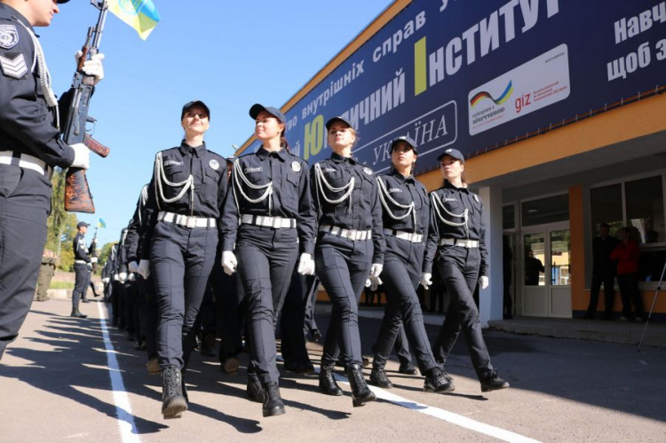 В Кривом Роге курсанты и студенты получили погоны и студенческие билеты (ФОТО)