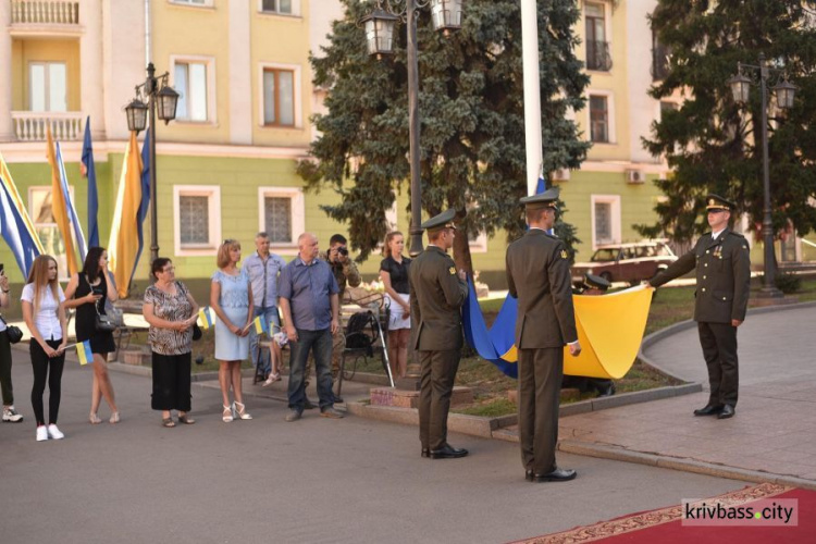 В Центрально-Городском районе на День независимости возложили цветы к памятникам