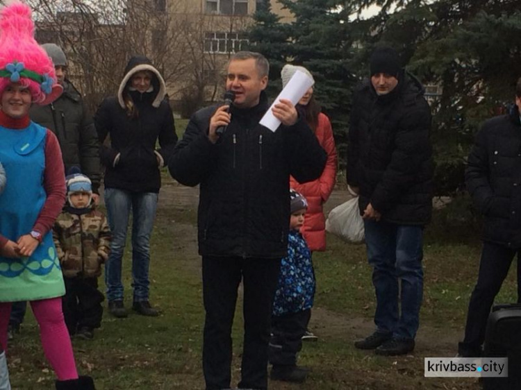 В микрорайоне Восточный-1 в Кривом Роге открылась новогодняя ёлка (ФОТОФАКТ)