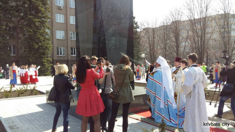 В Кривом Роге прошло торжественное открытие скульптуры (ФОТОРЕПОРТАЖ, ВИДЕО)