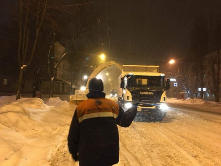 В Кривом Роге дороги обработали противогололедной смесью: за сутки потратили 472 тонны материала