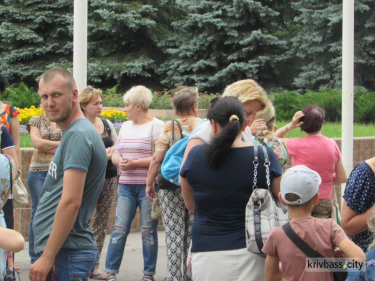 В Кривом Роге под стенами горисполкома медики требовали свою зарплату (ФОТО, ВИДЕО)