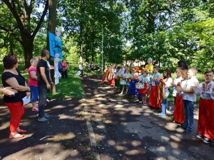 Лето должно быть веселым: в Кривом Роге среди школьников прошла городская игра "Котигорошок" (фото)