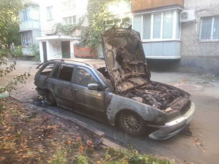 В Кривом Роге загорелся дом и иномарка (ФОТО)