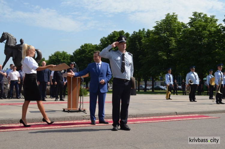 За високі показники в роботі та сумлінну працю: 30 криворізьких поліцейських нагородили подяками та грамотами