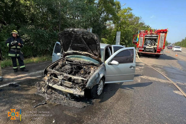 У Кривому Розі вогнеборці ліквідували займання легковика