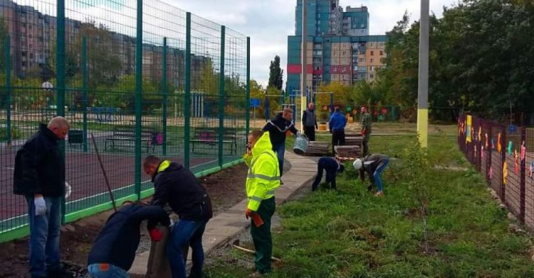 В одном из районов Кривого Рога жители города превратили "народные тропы" в официальные дорожки (ФОТО)