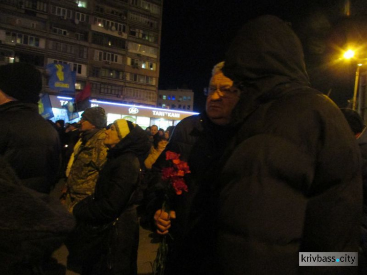 Вместе и порознь в Кривом Роге почтили память Героев Небесной Сотни (ФОТОРЕПОРТАЖ)