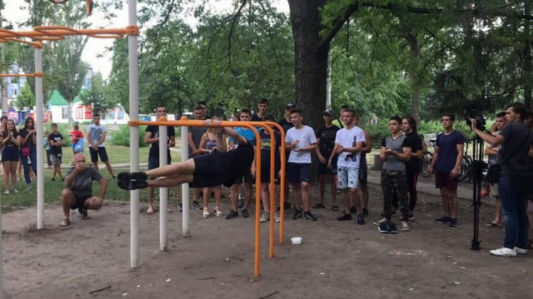 Названы победители: в Кривом Роге прошли соревнования по Street Workout (ФОТО)