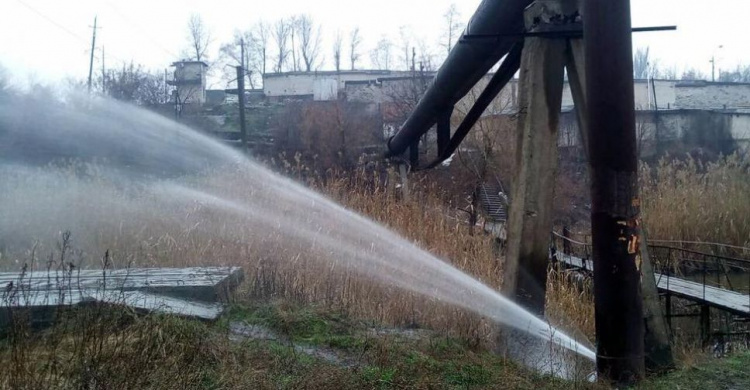 В Кривом Роге фонтаном бьют канализационные воды