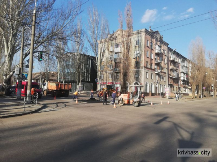 В Кривом Роге ограничено движение транспорта из-за ремонтных работ на дорогах ( фотофакт)