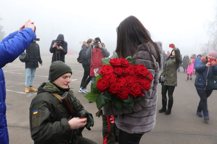 В Кривом Роге двое нацгвардейцев признались своим возлюбленным в любви