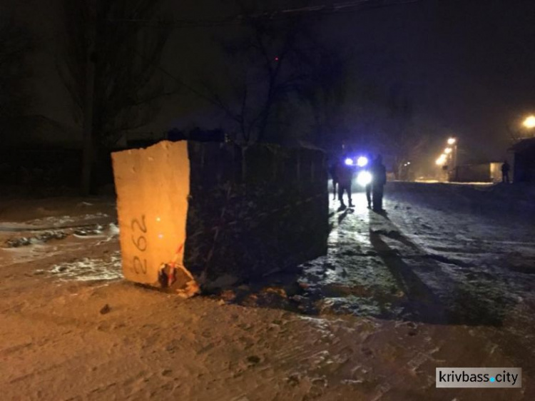 Опасный груз: в Кривом Роге на дорогу выпал камень весом 12 тонн (ФОТО)