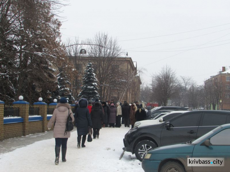 Работники КПВС пришли под стены Криворожского отдела полиции поддержать главного инженера, обвиняемого в воровстве (ФОТО, ВИДЕО)