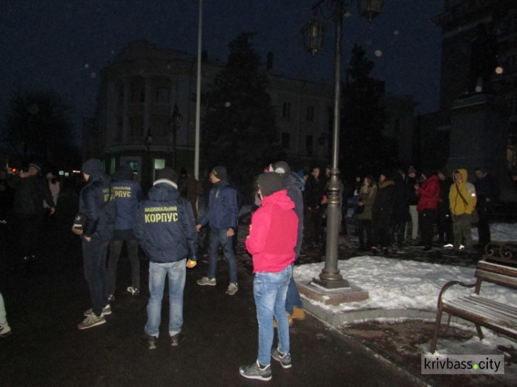 В Кривом Роге ко дню Соборности Украины растянули 100-метровый флаг (фото)