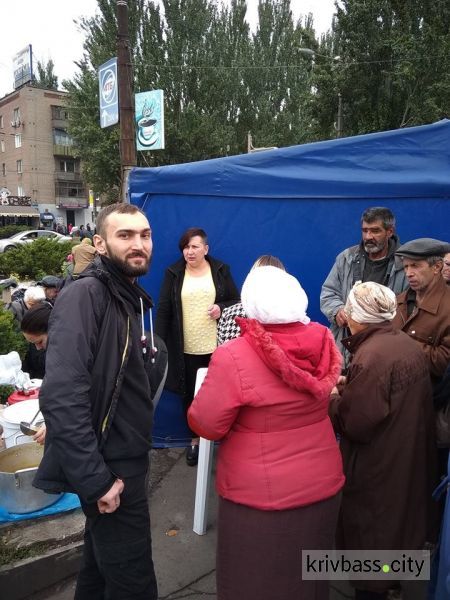 В центре Кривого Рога разбили палатки и бесплатно раздавали еду (ФОТО)