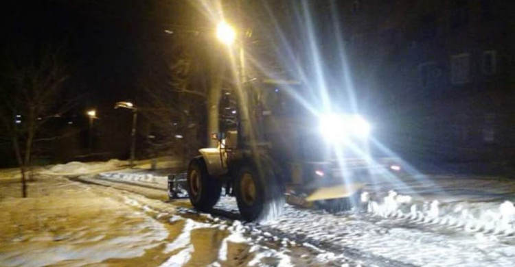 В Кривом Роге продолжается борьба на дорогах с последствиями стихии (ФОТО)