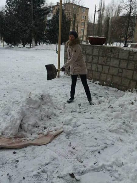 В школах Кривого Рога педагоги взяли в руки лопаты (ФОТОФАКТ)