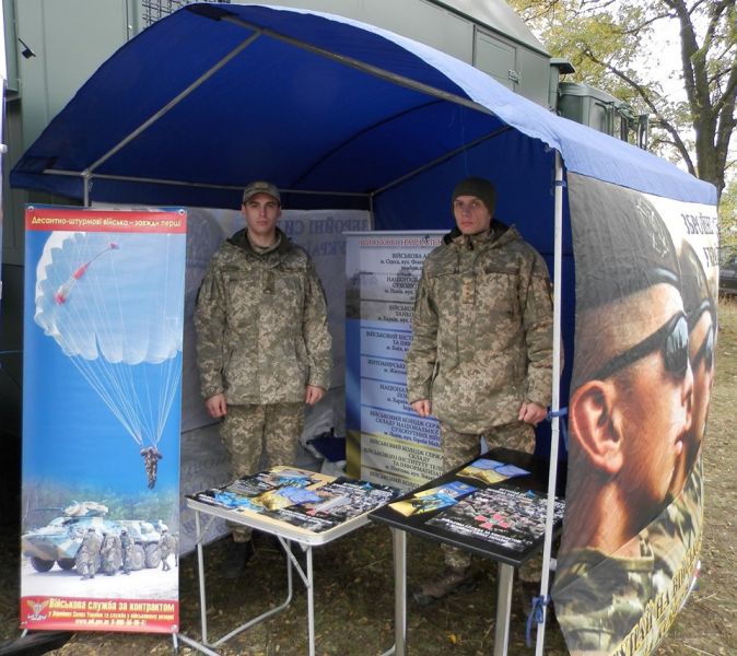 Историческая реконструкция военных событий, военная техника: на Днепропетровщине прошел фестиваль "Сила непокоренных"(фото)