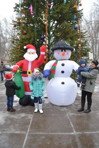 Весело и шумно прошло открытие городка: в Кривом Роге военные установили лесную красавицу (фото)