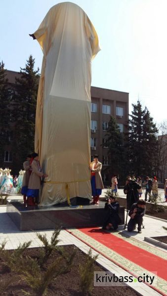 В Кривом Роге прошло торжественное открытие скульптуры (ФОТОРЕПОРТАЖ, ВИДЕО)