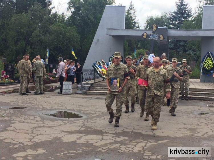 В Кривом Роге в последний путь провели бойца АТО Анатолия Мельникова (ФОТО)