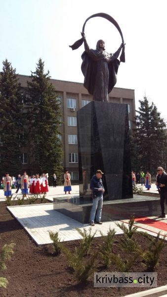 В Кривом Роге прошло торжественное открытие скульптуры (ФОТОРЕПОРТАЖ, ВИДЕО)